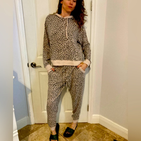 Pants - casual cheetah animal print sweatpants and hooded sweatshirt size l